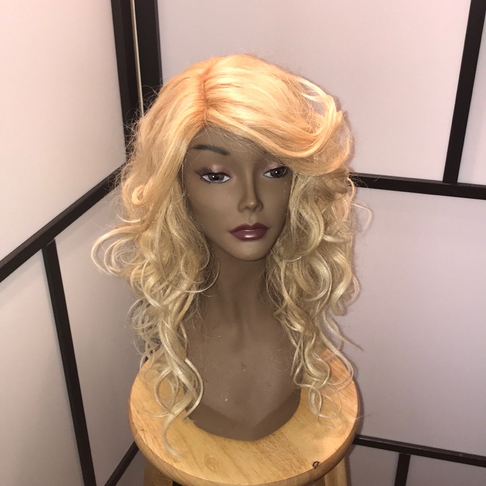 Blonde bombshell - Picture 4 of 5